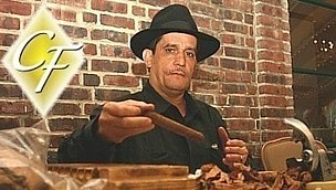 Cigar roller cigar events popular with Florida Gulf Coast. Cigar roller at Tampa area corporate golf event